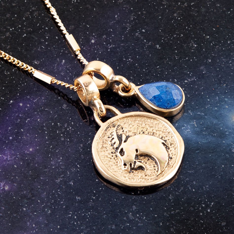 Koziorożec - Zodiakalny niebieski naszyjnik z lapis lazuli i złotym amuletem