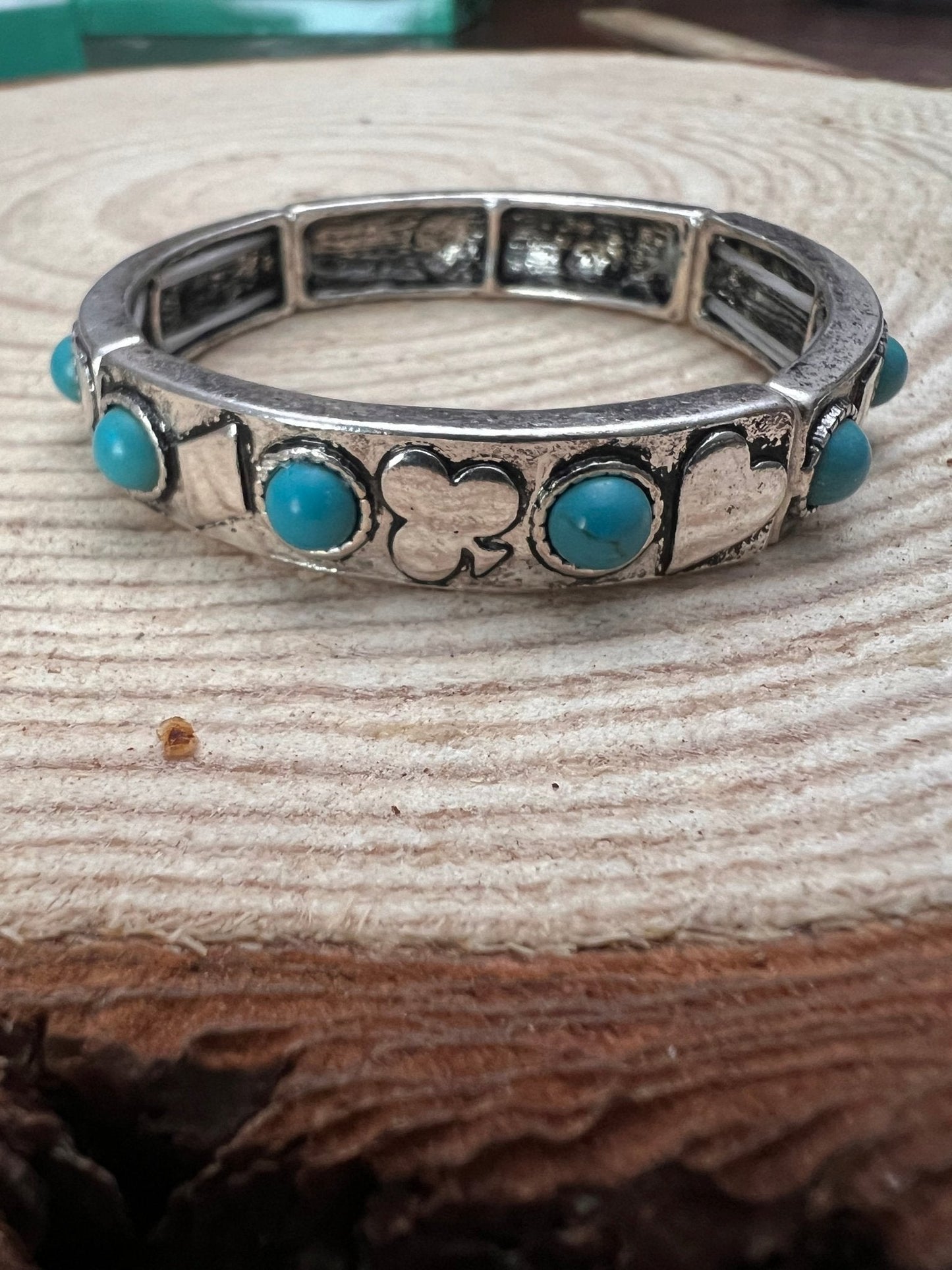 Armband med elastiskt band och konstgjord turkos