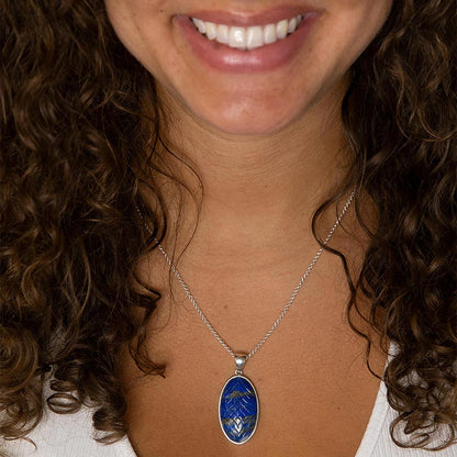 Collana con pendente intagliato in lapislazzuli blu e argento sterling