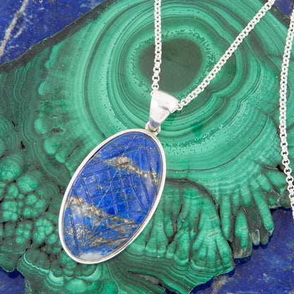 Collana con pendente intagliato in lapislazzuli blu e argento sterling