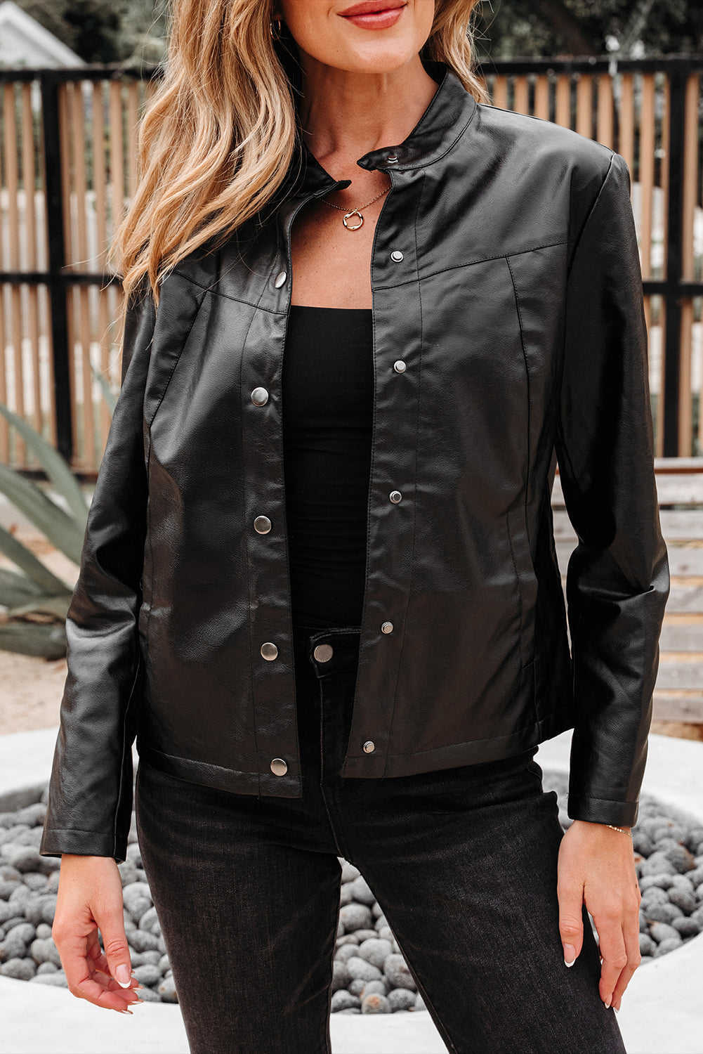 Olive Kunstleder Jacke mit Knöpfen vorne, kastig geschnitten