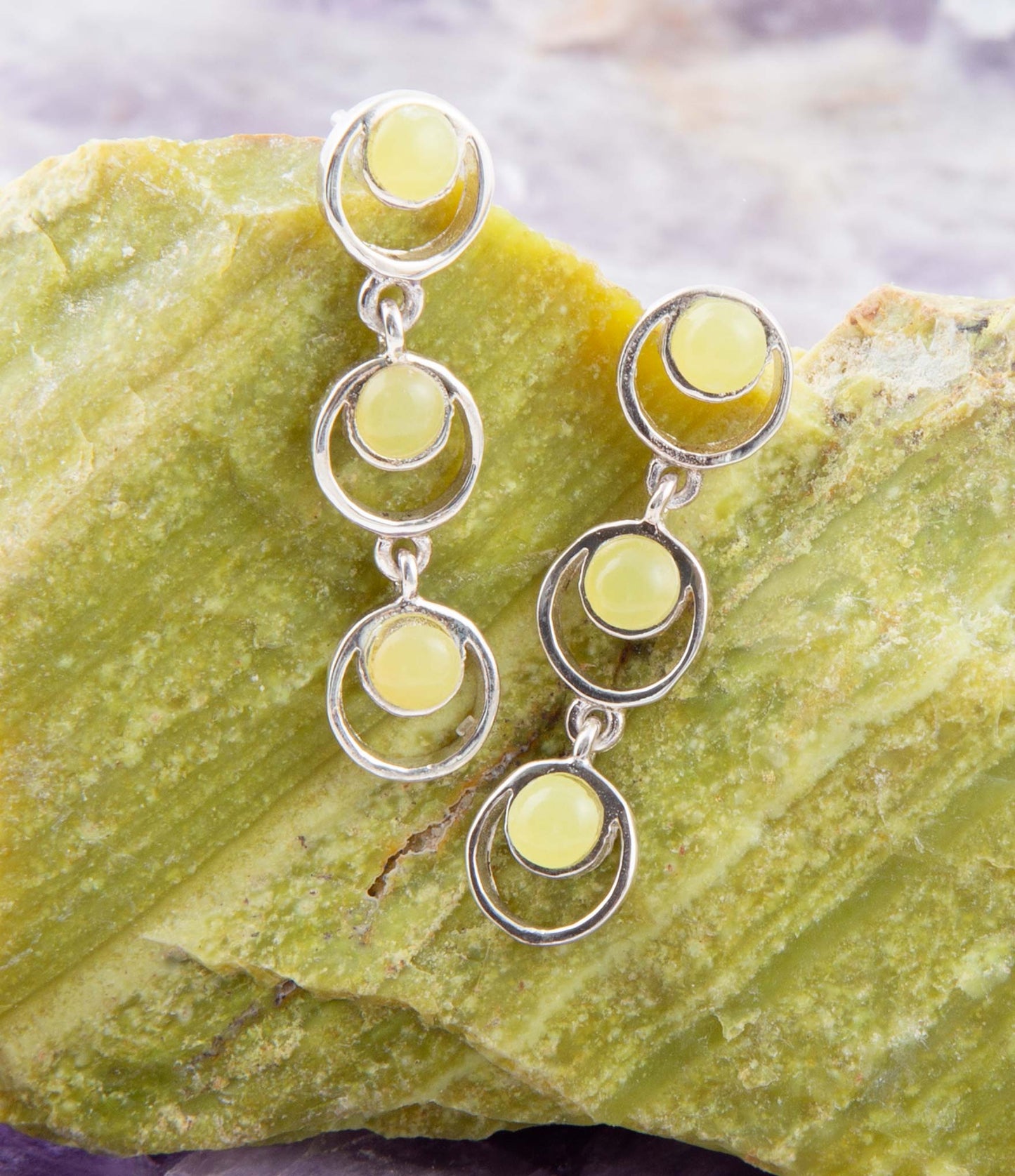 Chartreuse gele jade oorstekers