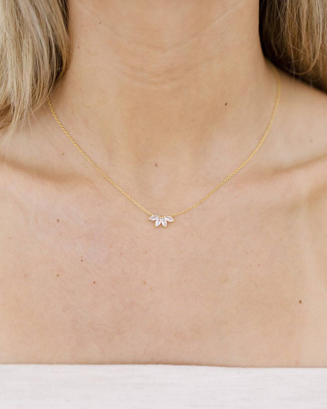 Halsband med guldkrystallblomma