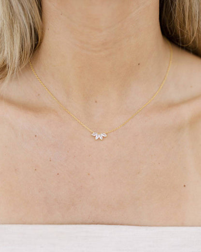 Halsband med guldkrystallblomma
