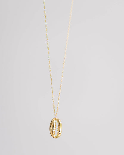 Halsband med guldkowrie