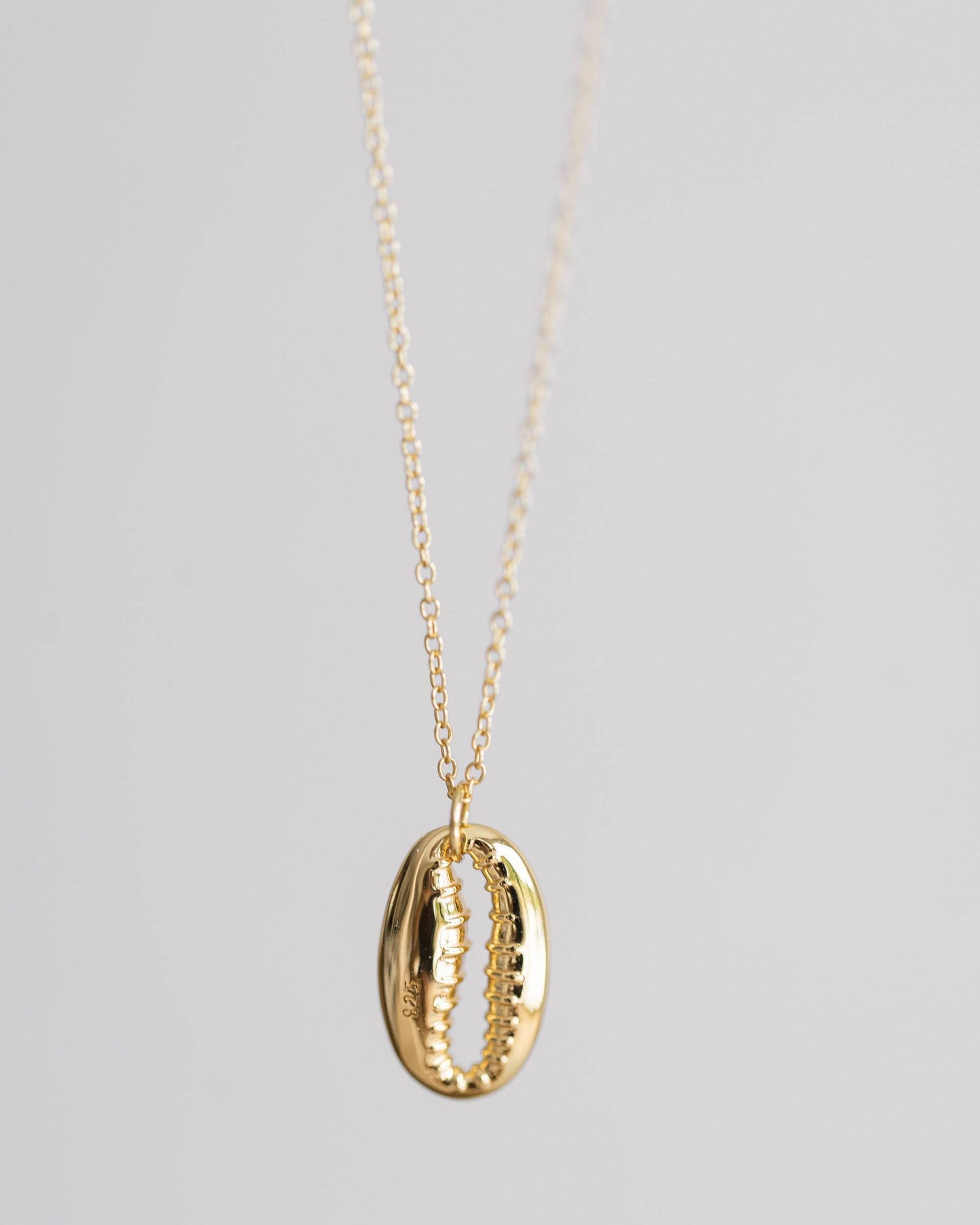 Halsband med guldkowrie