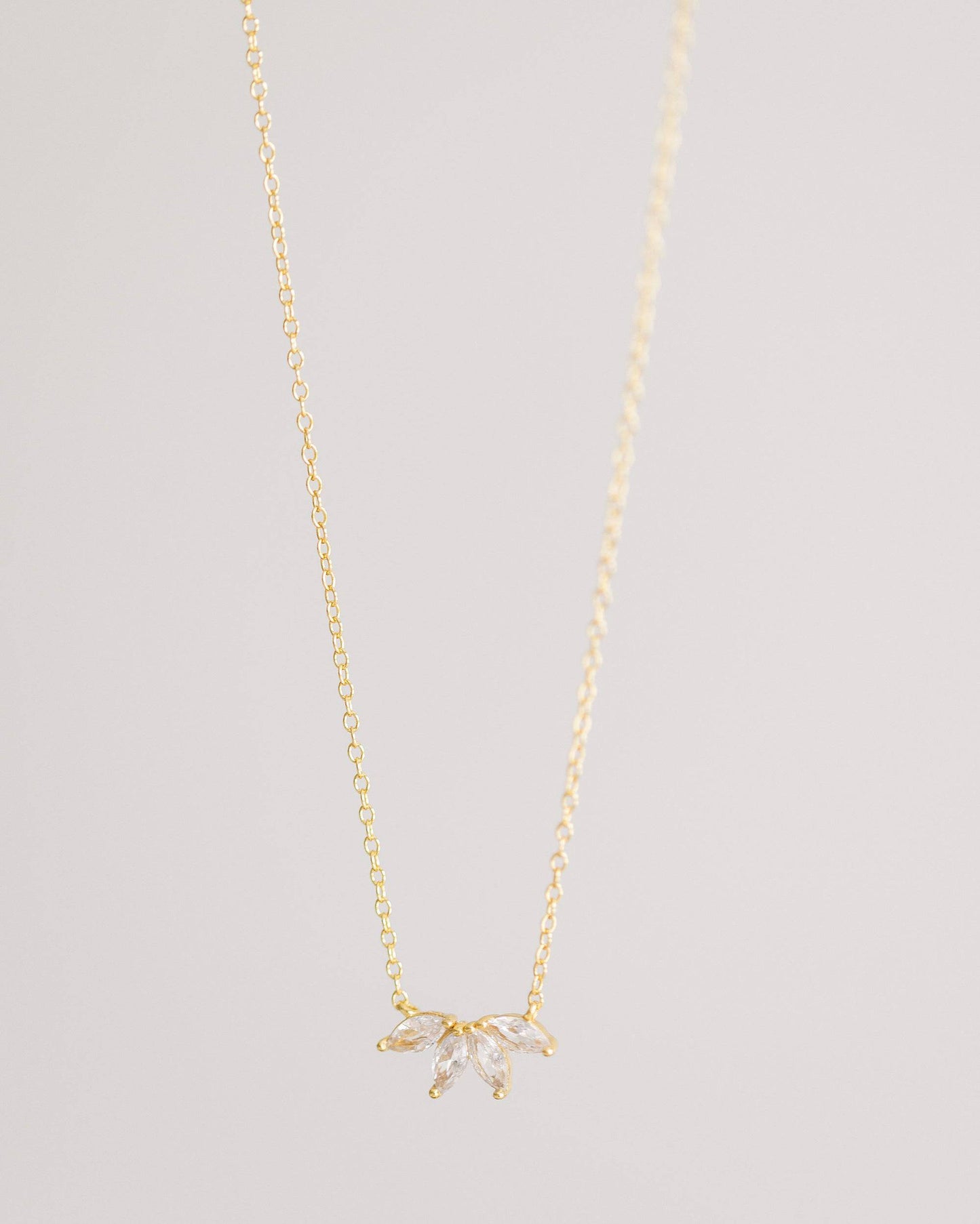 Halsband med guldkrystallblomma