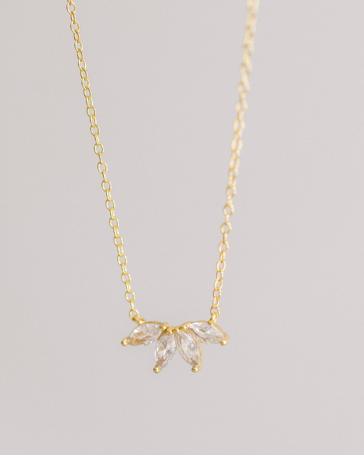 Halsband med guldkrystallblomma