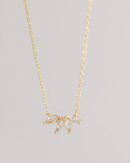 Halsband med guldkrystallblomma