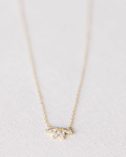 Halsband med guldkrystallblomma