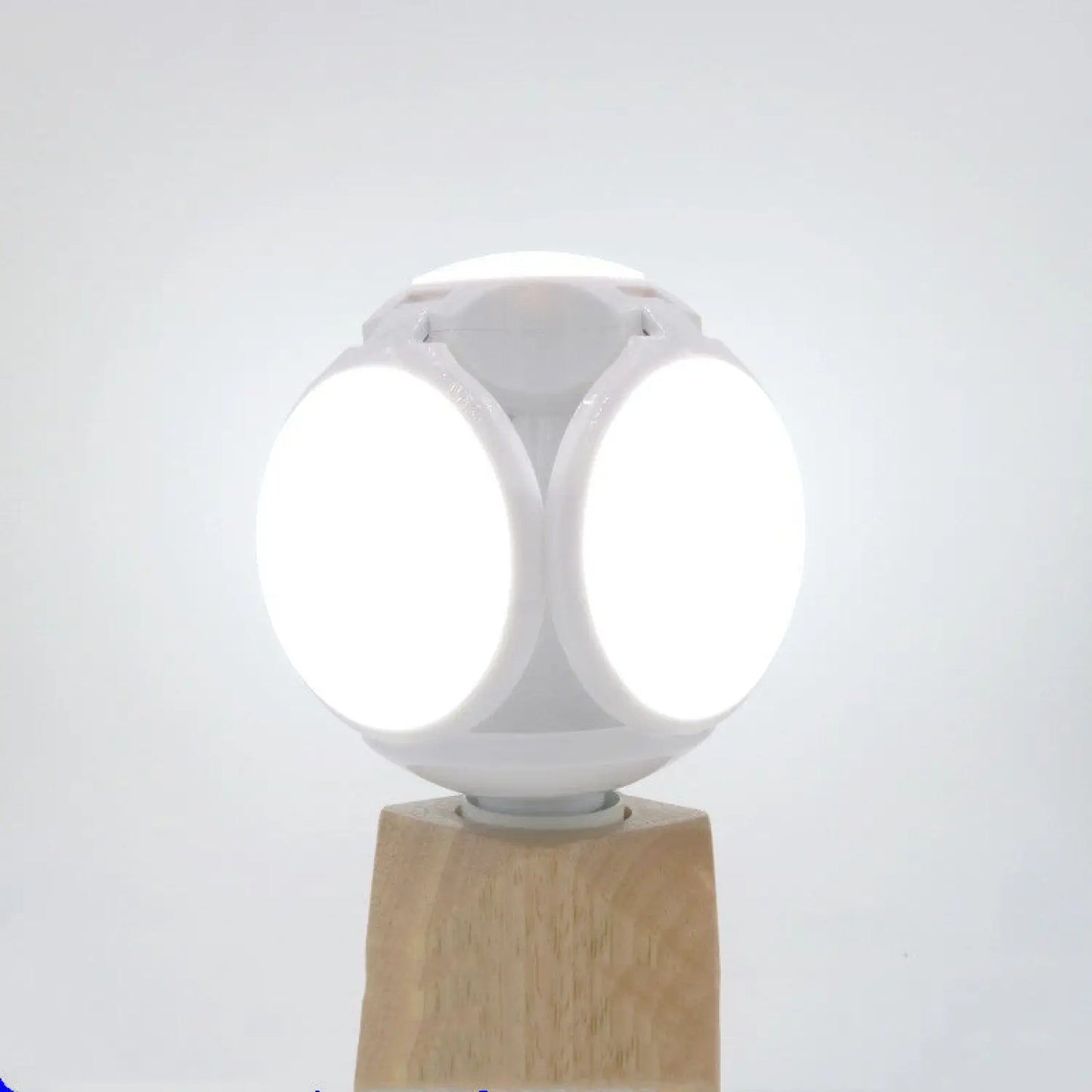 Kompakt hopfällbar bollampa med fotbollsform och LED-glöd