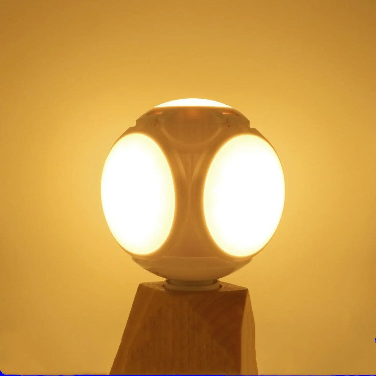 Kompakt hopfällbar bollampa med fotbollsform och LED-glöd