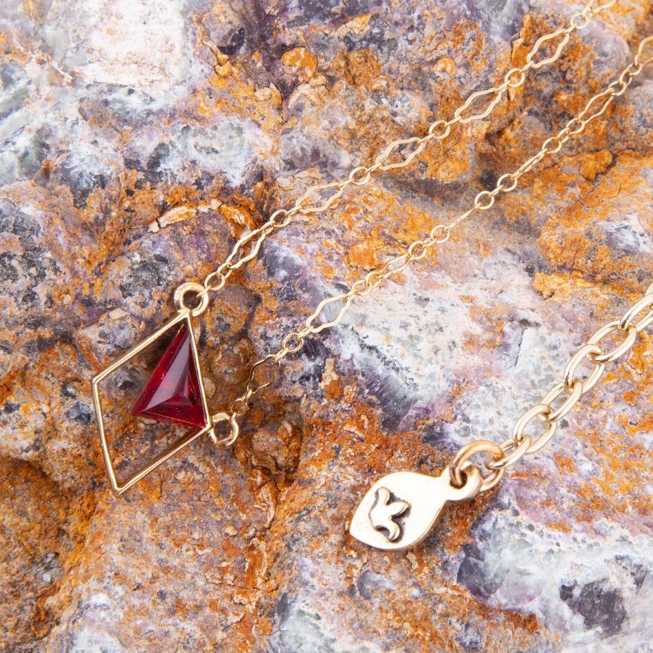 Collana a triangolo in corindone e bronzo