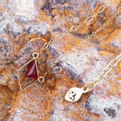 Collana a triangolo in corindone e bronzo