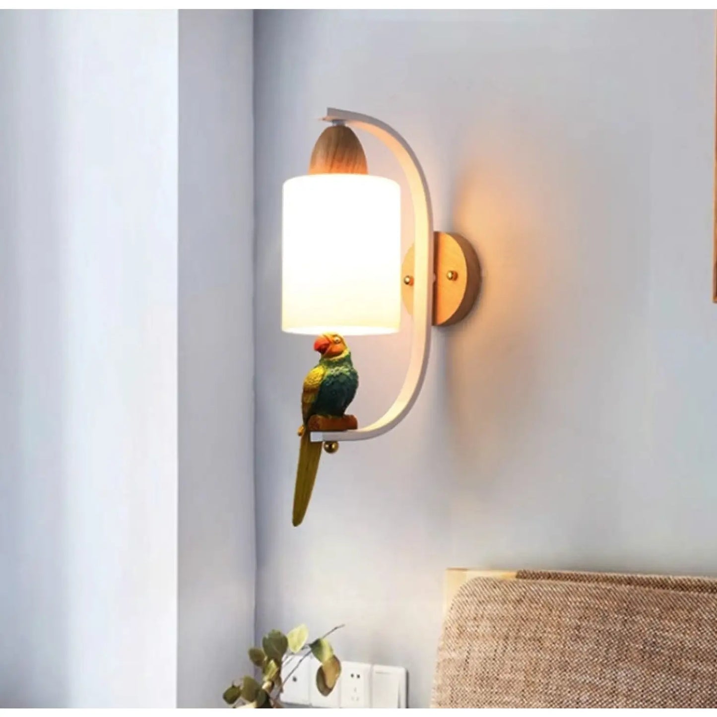 Kreativ fågellampa med massiv trädesign för gång och vardagsrum