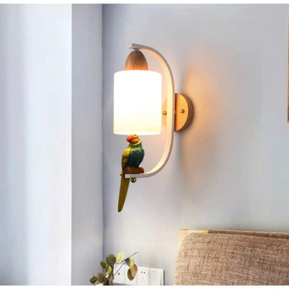 Kreativ fågellampa med massiv trädesign för gång och vardagsrum