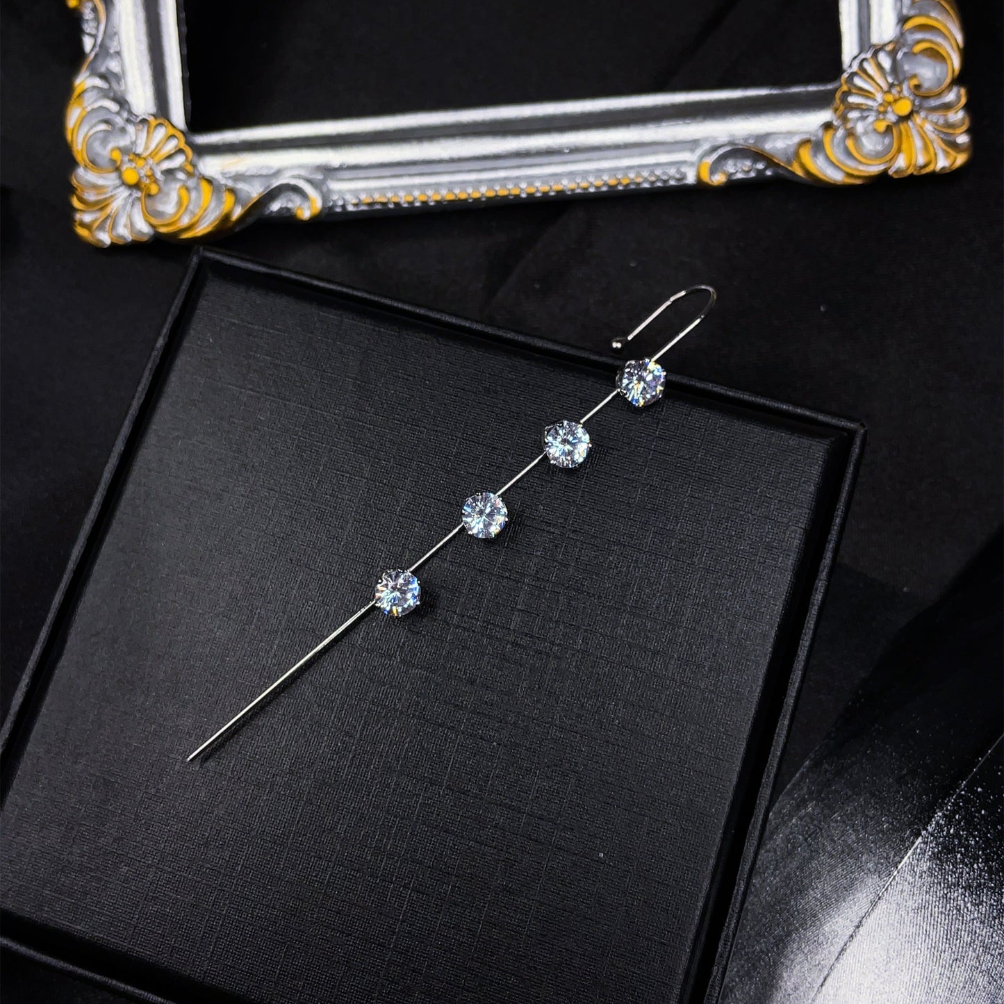 Kolczyk na ucho Crystal Row Ear Crawler Hook