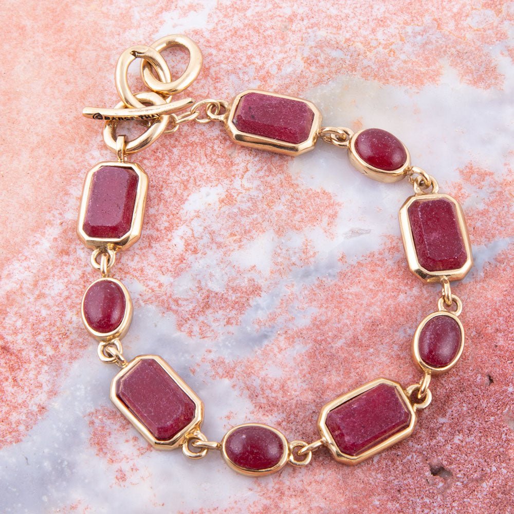 Bracciale delicato in onice rosso e chiusura dorata