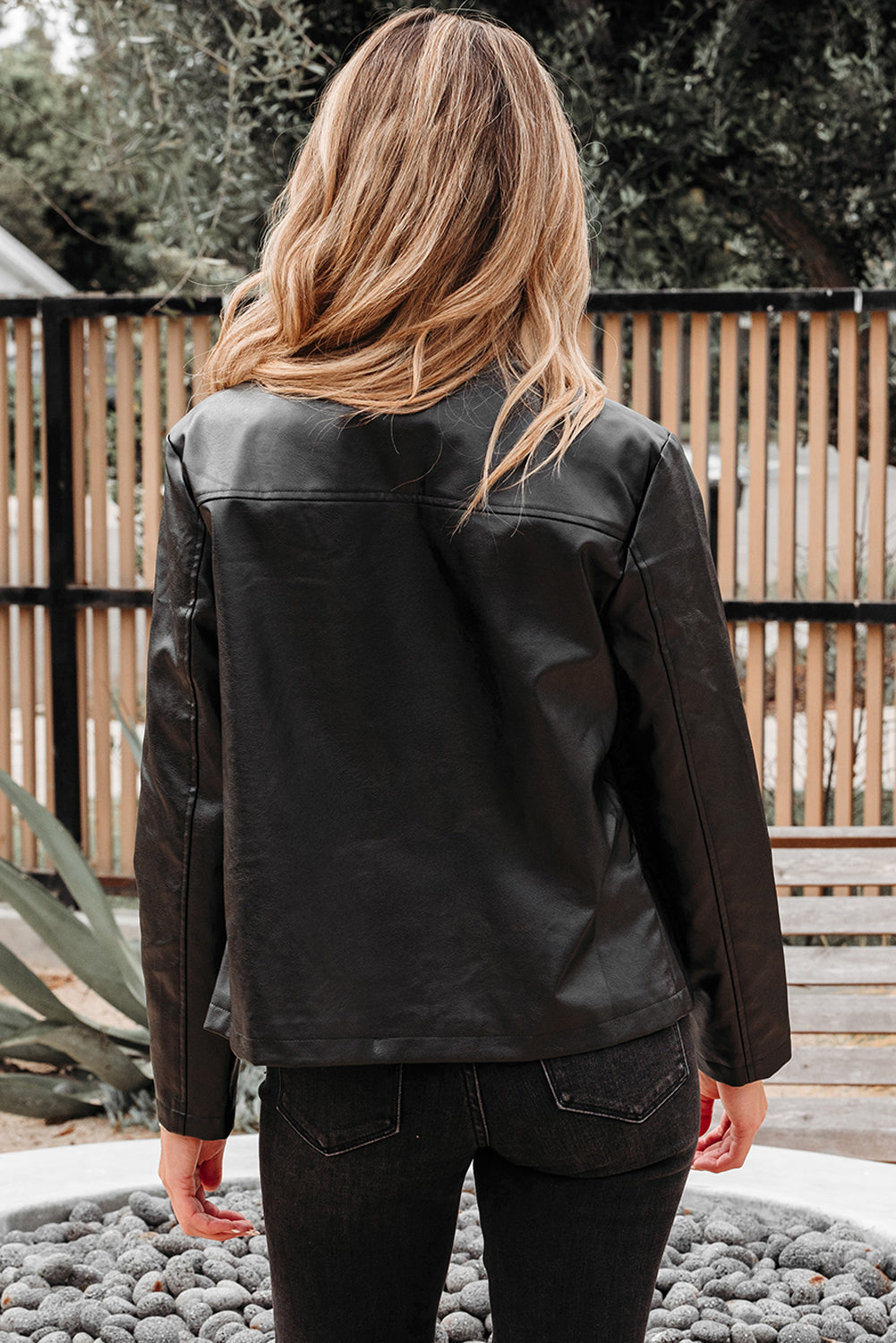 Olive Kunstleder Jacke mit Knöpfen vorne, kastig geschnitten