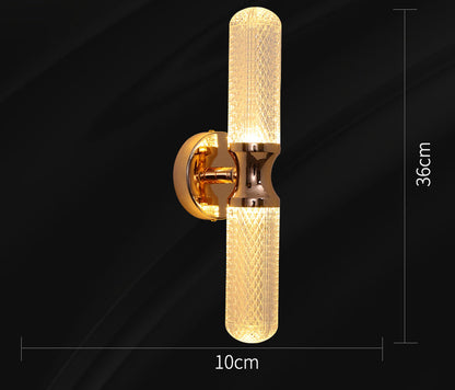Světle luxusní moderní nordický minimalistický obývací pokoj, ložnice, dekorativní lampy na pozadí zdi a schodiště
