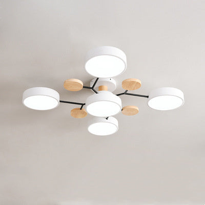 Osvětlení kreativního moderního minimalistického malého bytu