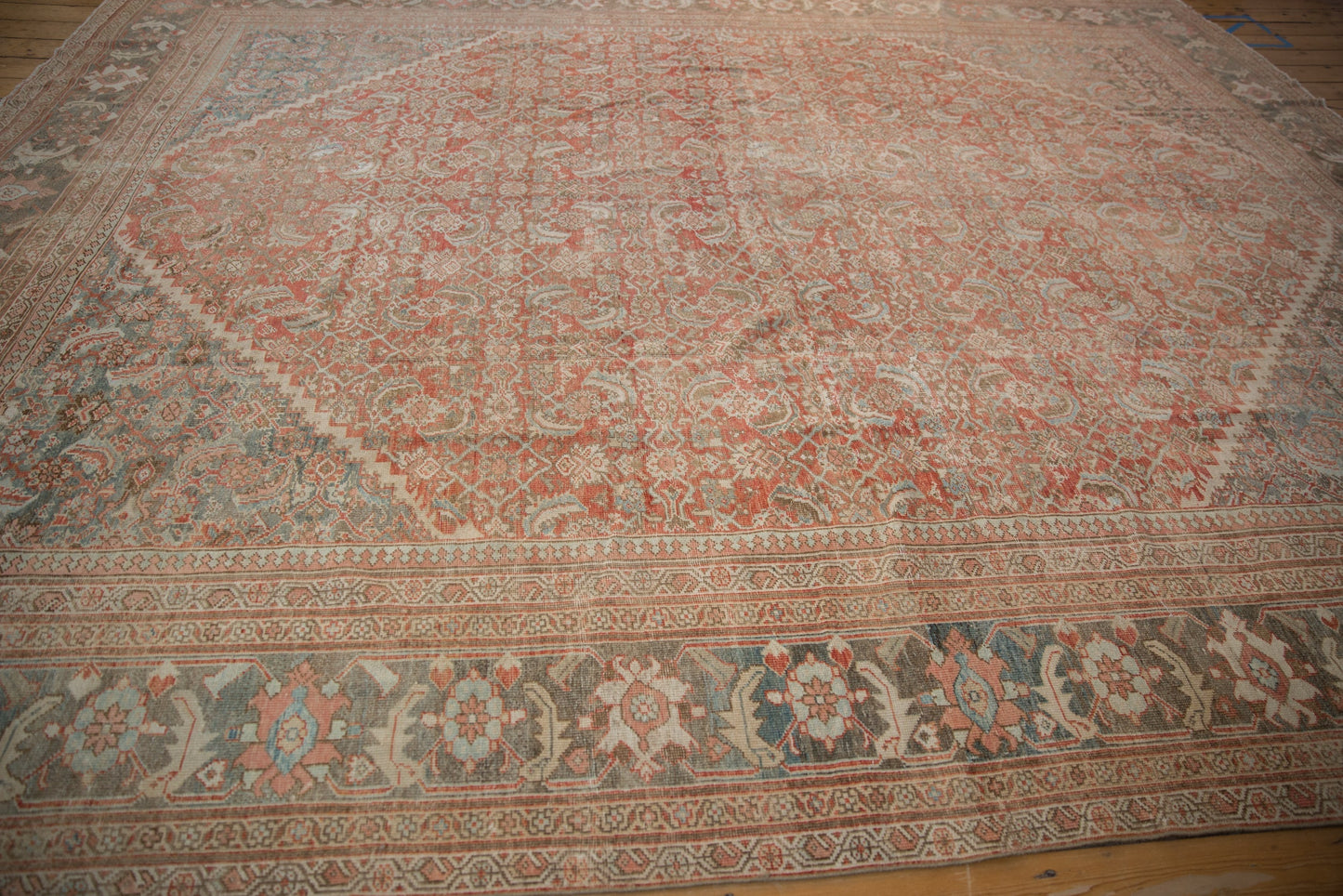 10.5x13 Vintage Distressed Mahal Carpet