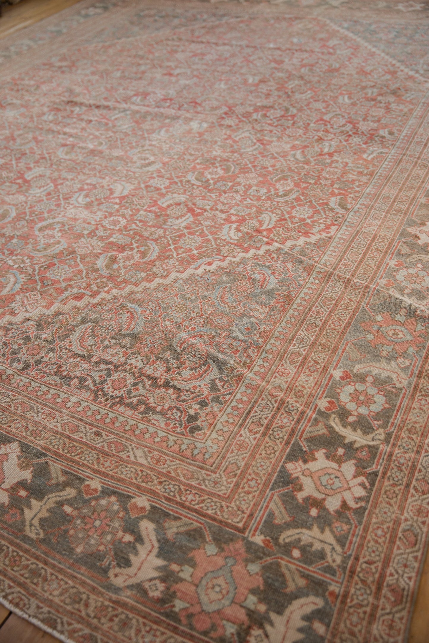 10.5x13 Vintage Distressed Mahal Carpet
