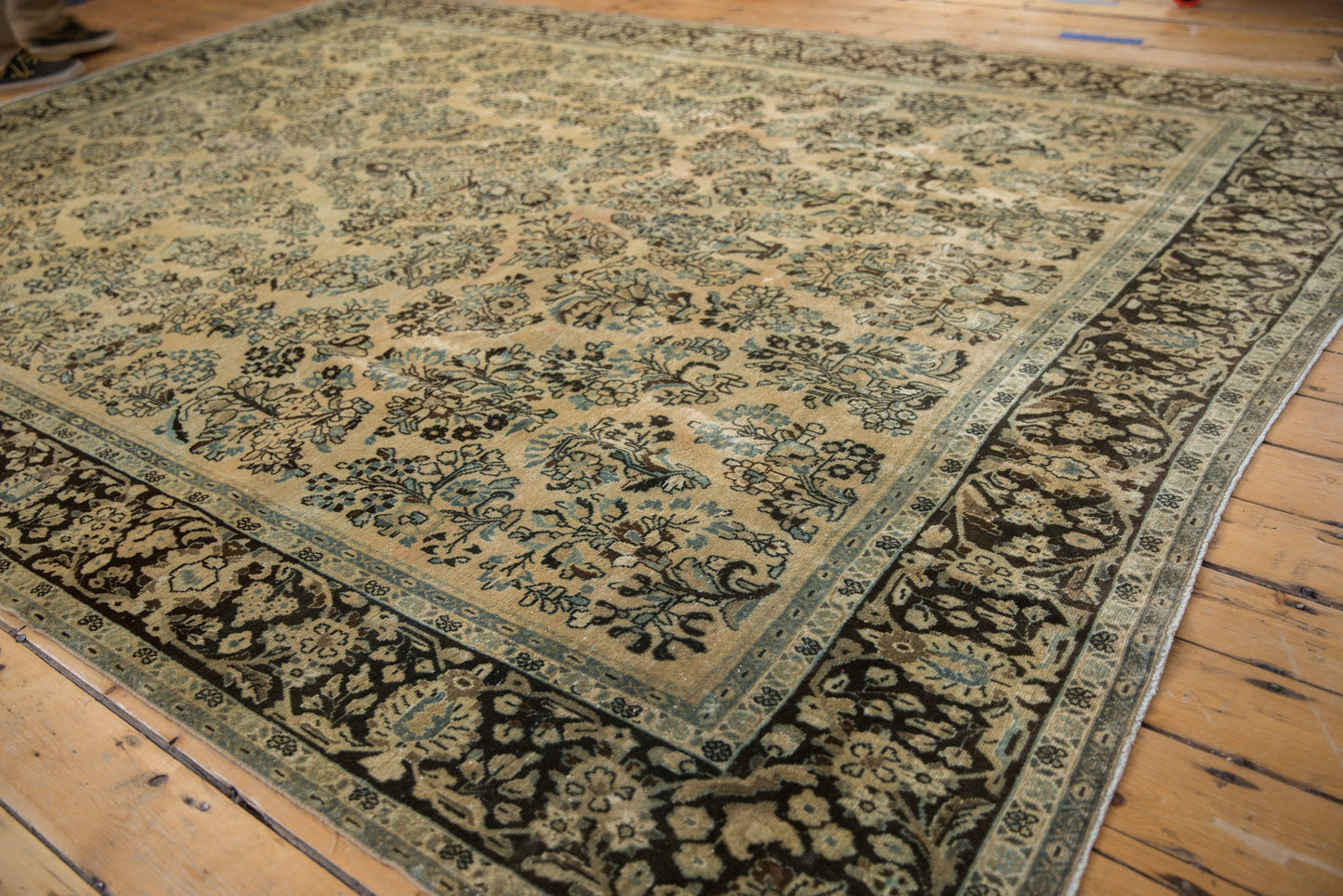8.5x11.5 Vintage Distressed Arak Carpet