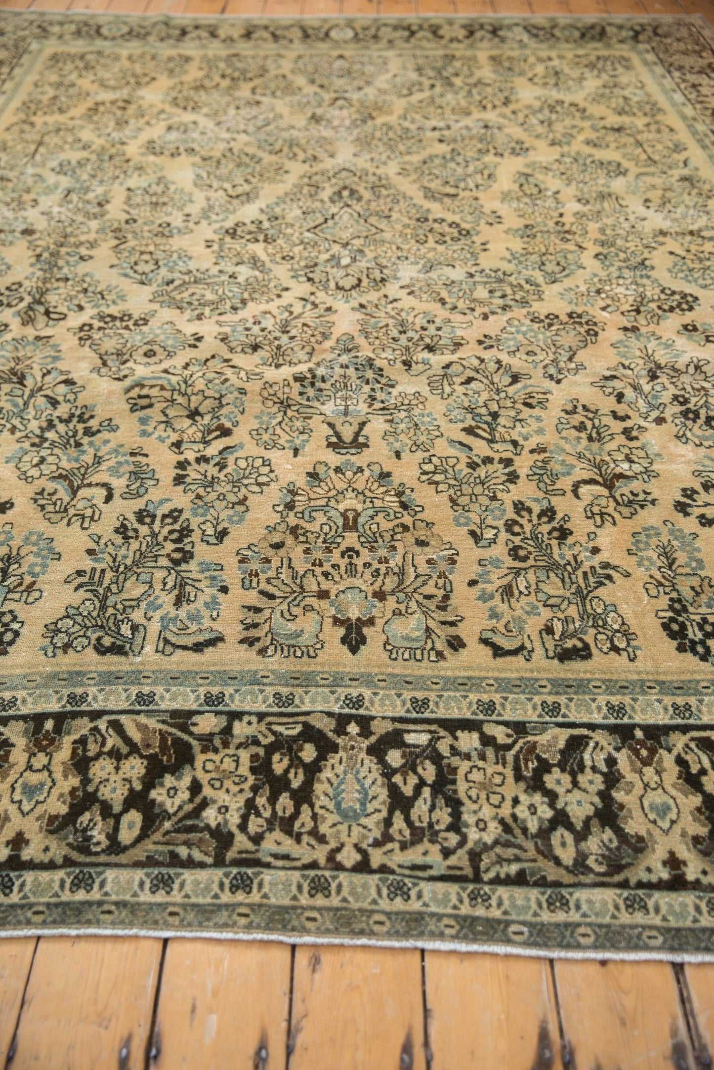 8.5x11.5 Vintage Distressed Arak Carpet