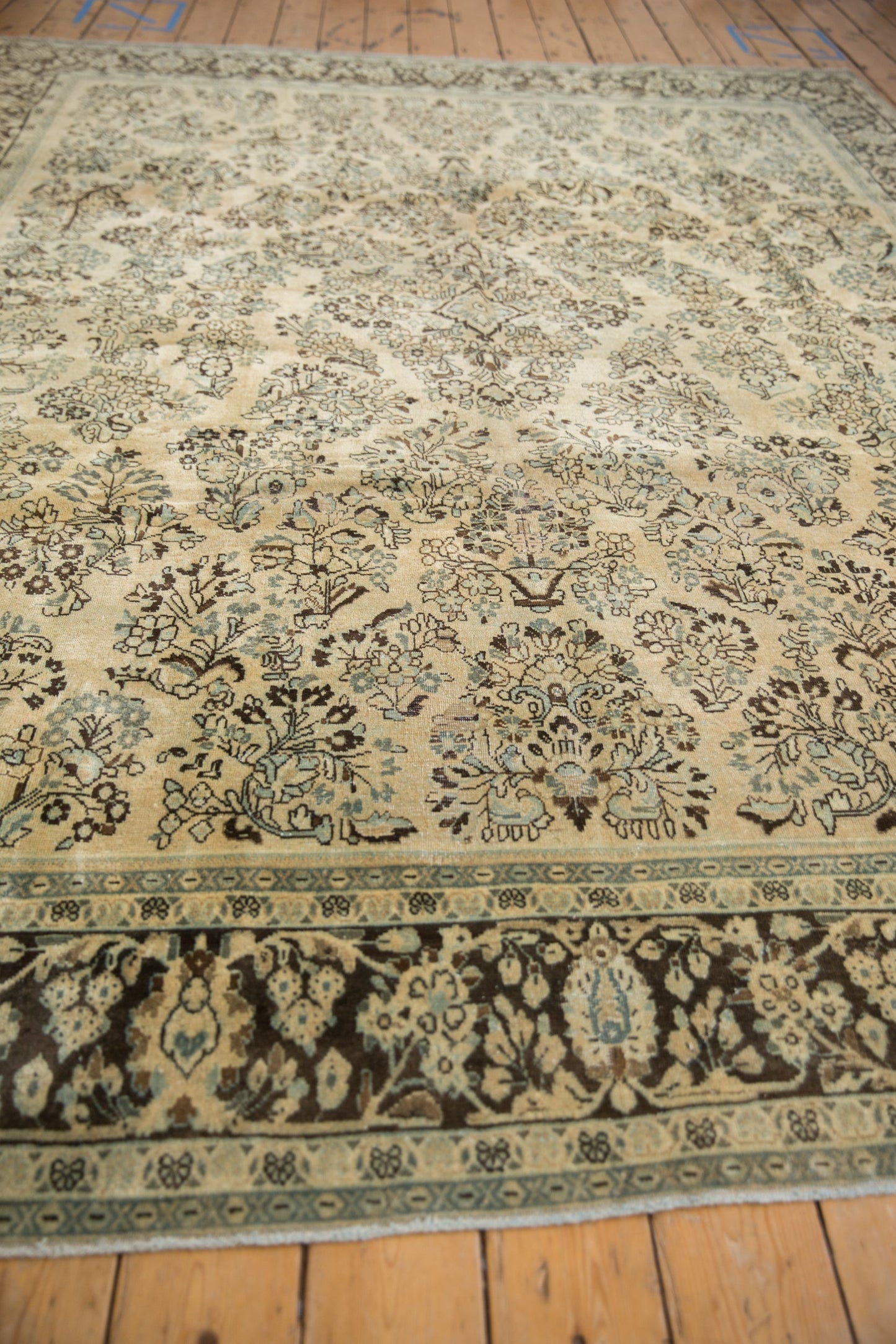8.5x11.5 Vintage Distressed Arak Carpet