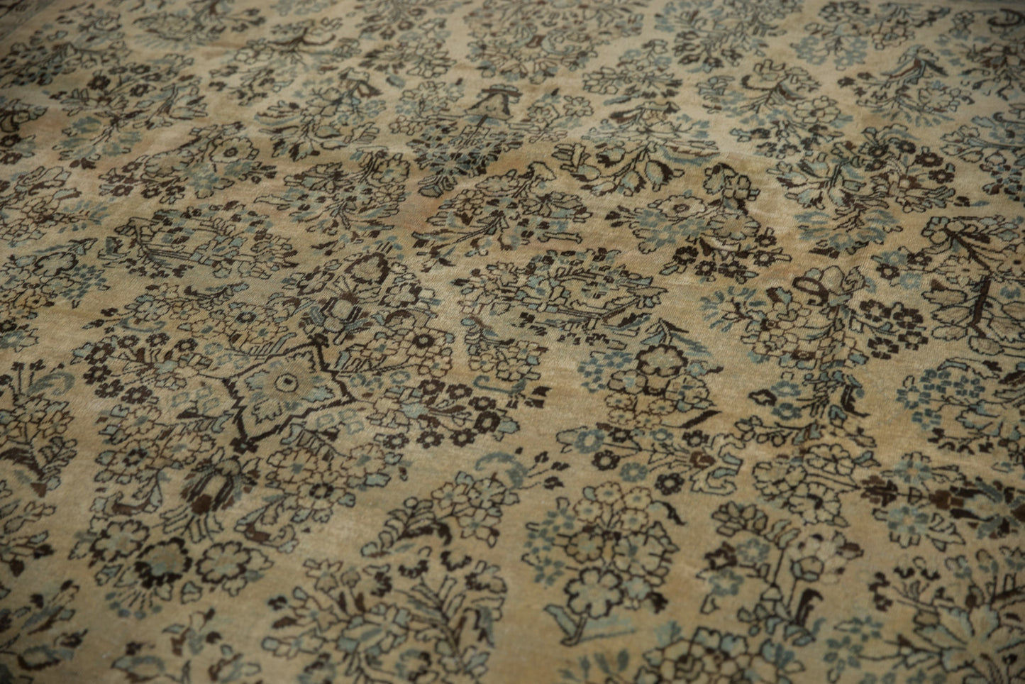 8.5x11.5 Vintage Distressed Arak Carpet