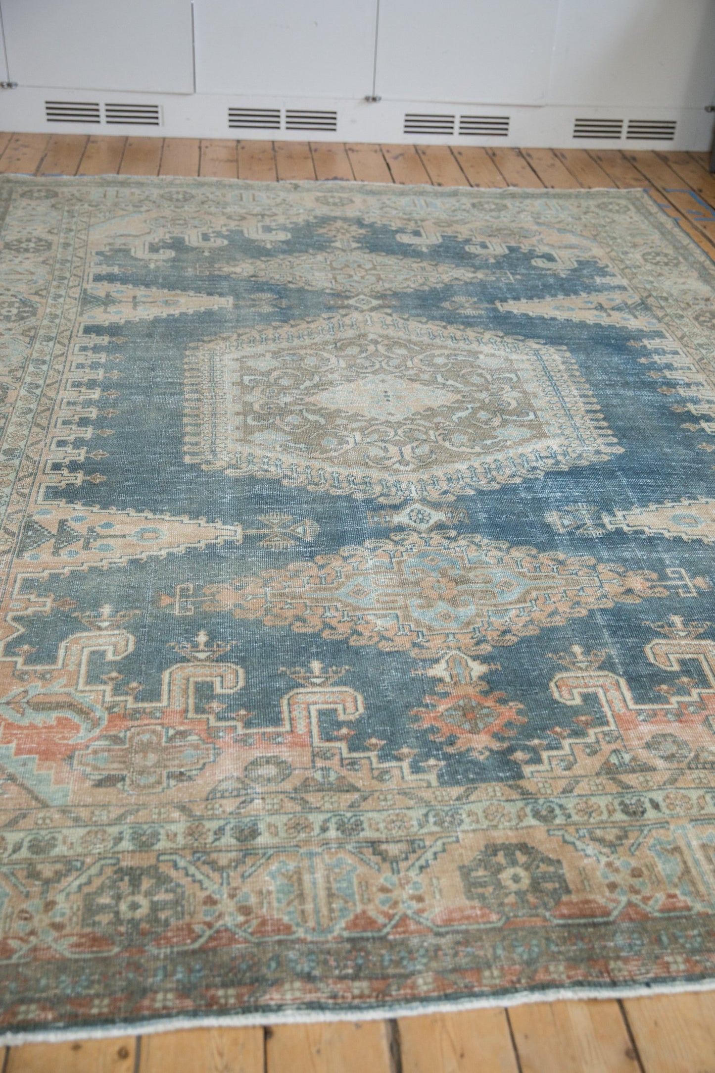 7.5x11 Vintage Distressed Veece Carpet