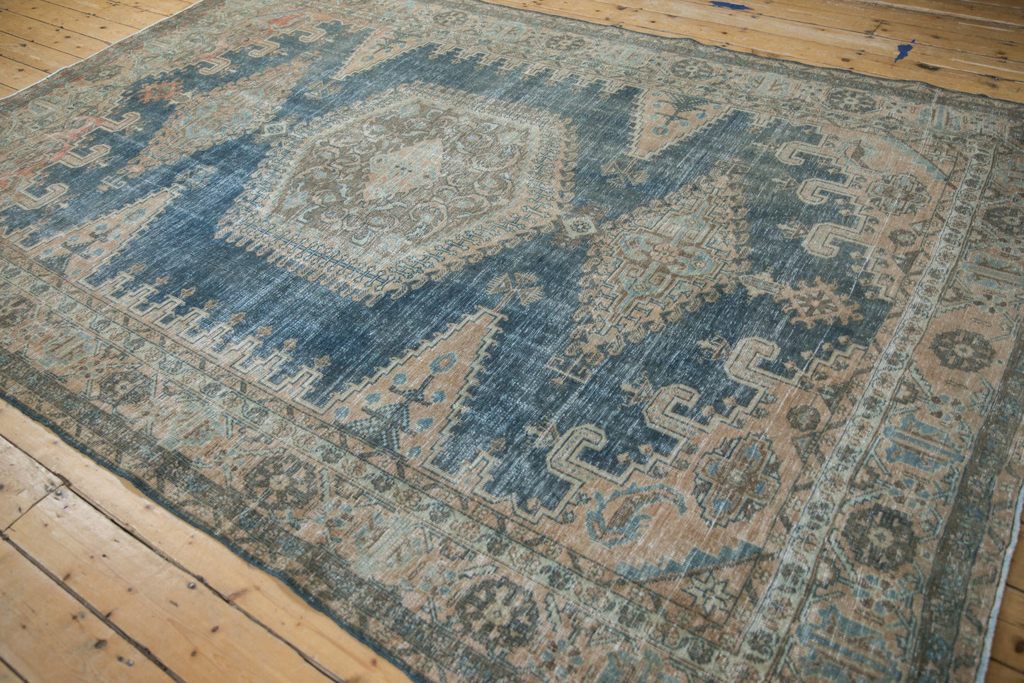 7.5x11 Vintage Distressed Veece Carpet