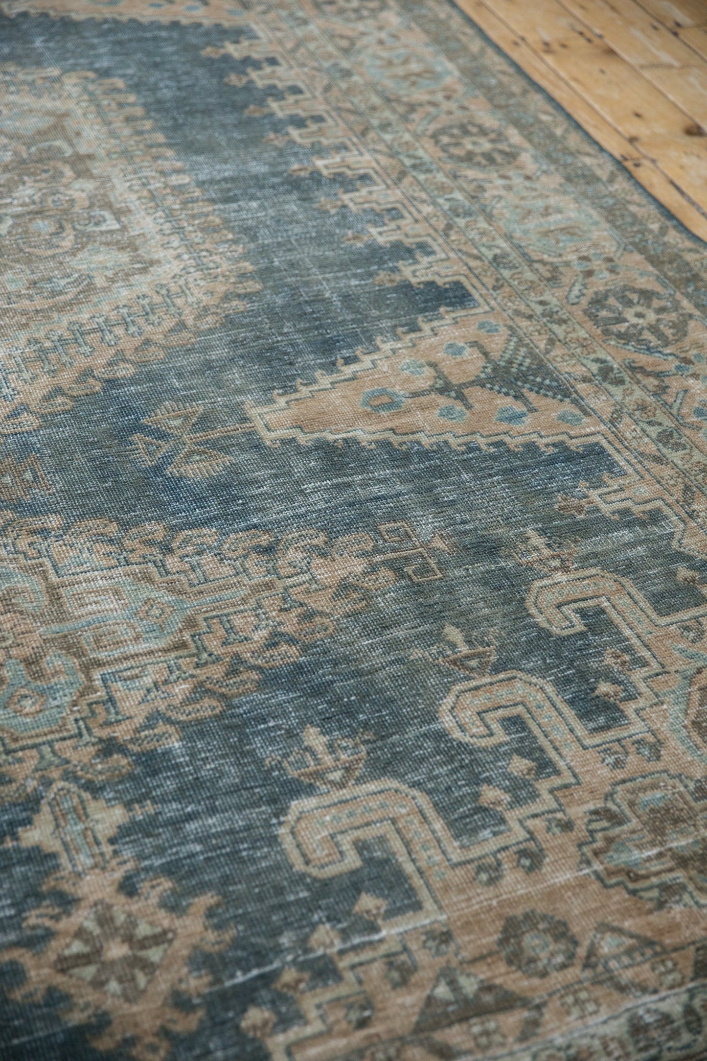 7.5x11 Vintage Distressed Veece Carpet