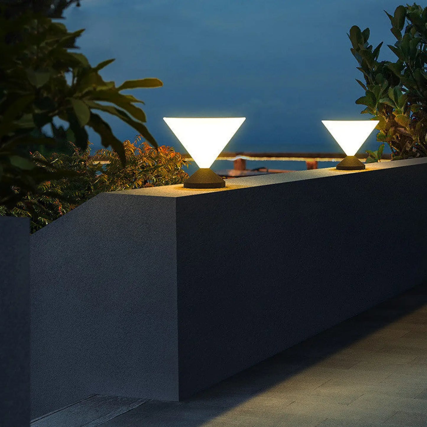 Elegante lampione solare per illuminazione esterna di giardini e sentieri