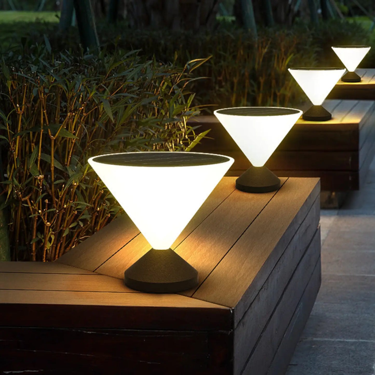 Elegante lampione solare per illuminazione esterna di giardini e sentieri