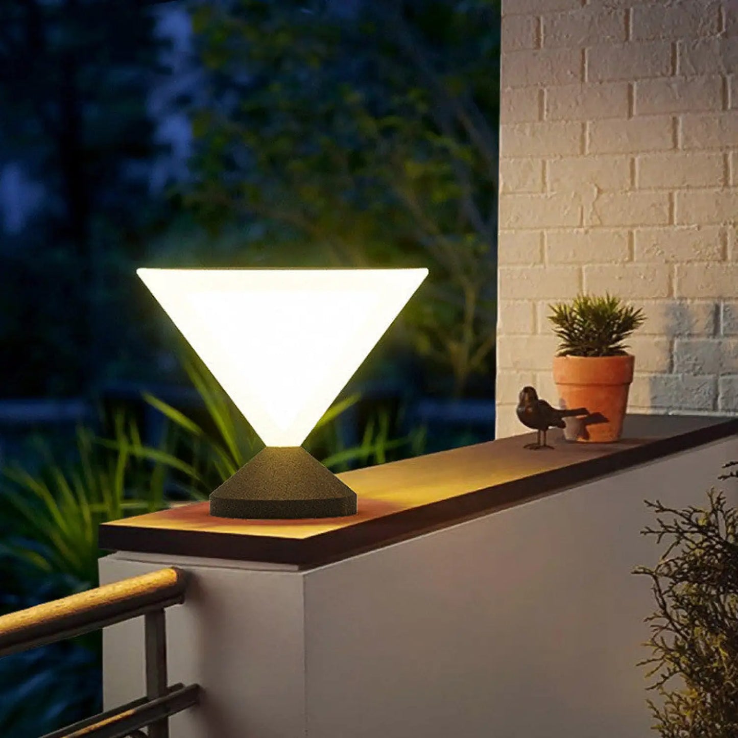Elegante lampione solare per illuminazione esterna di giardini e sentieri