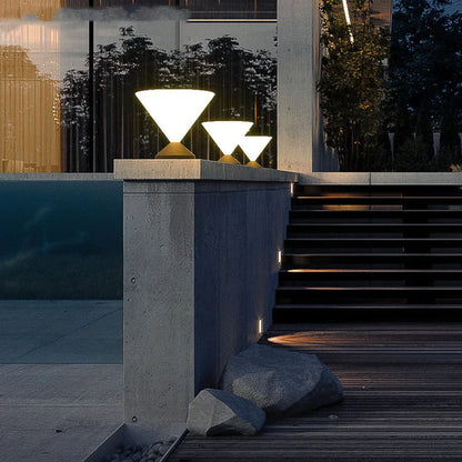 Elegante lampione solare per illuminazione esterna di giardini e sentieri