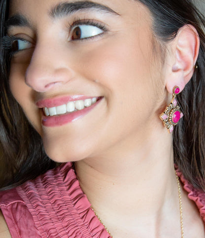 Veredelte rosa Quarz goldene Stecker-Ohrringe mit Anhänger