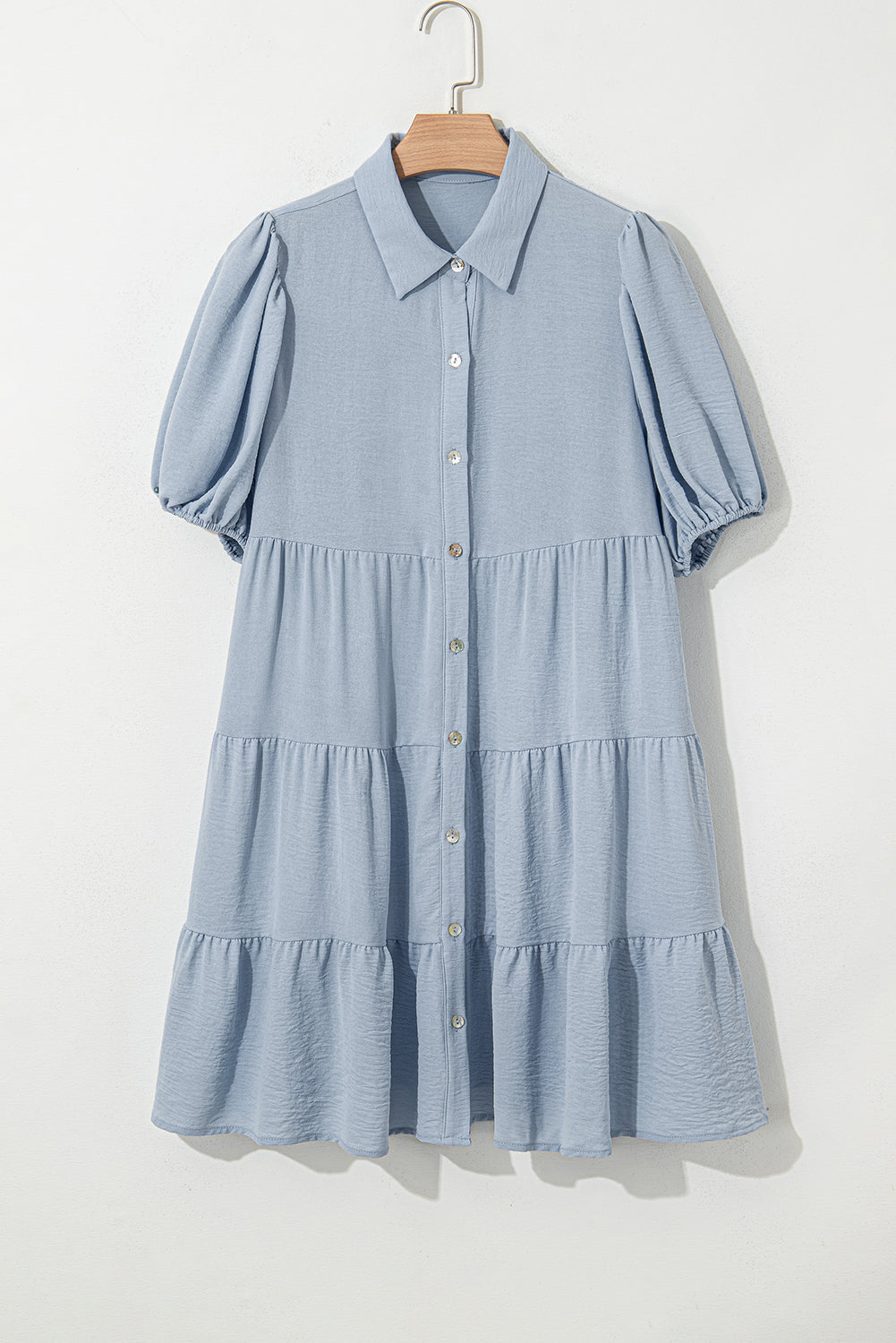 Vestito a balze con colletto camicia Arya, bottoni e maniche a sbuffo