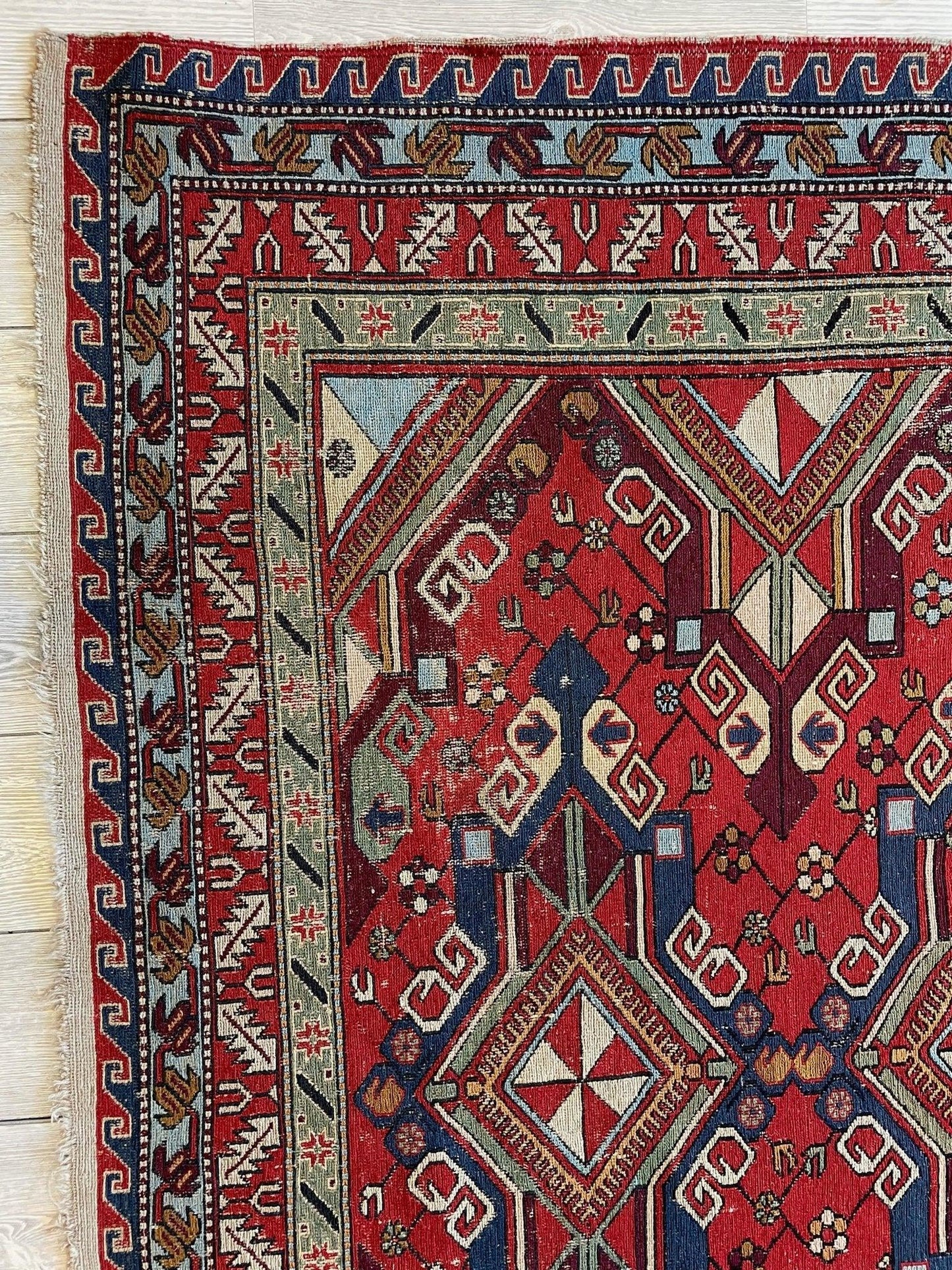 Tapis d'aire Soumak caucasien aux teintures naturelles anciennes fines 73''x91''