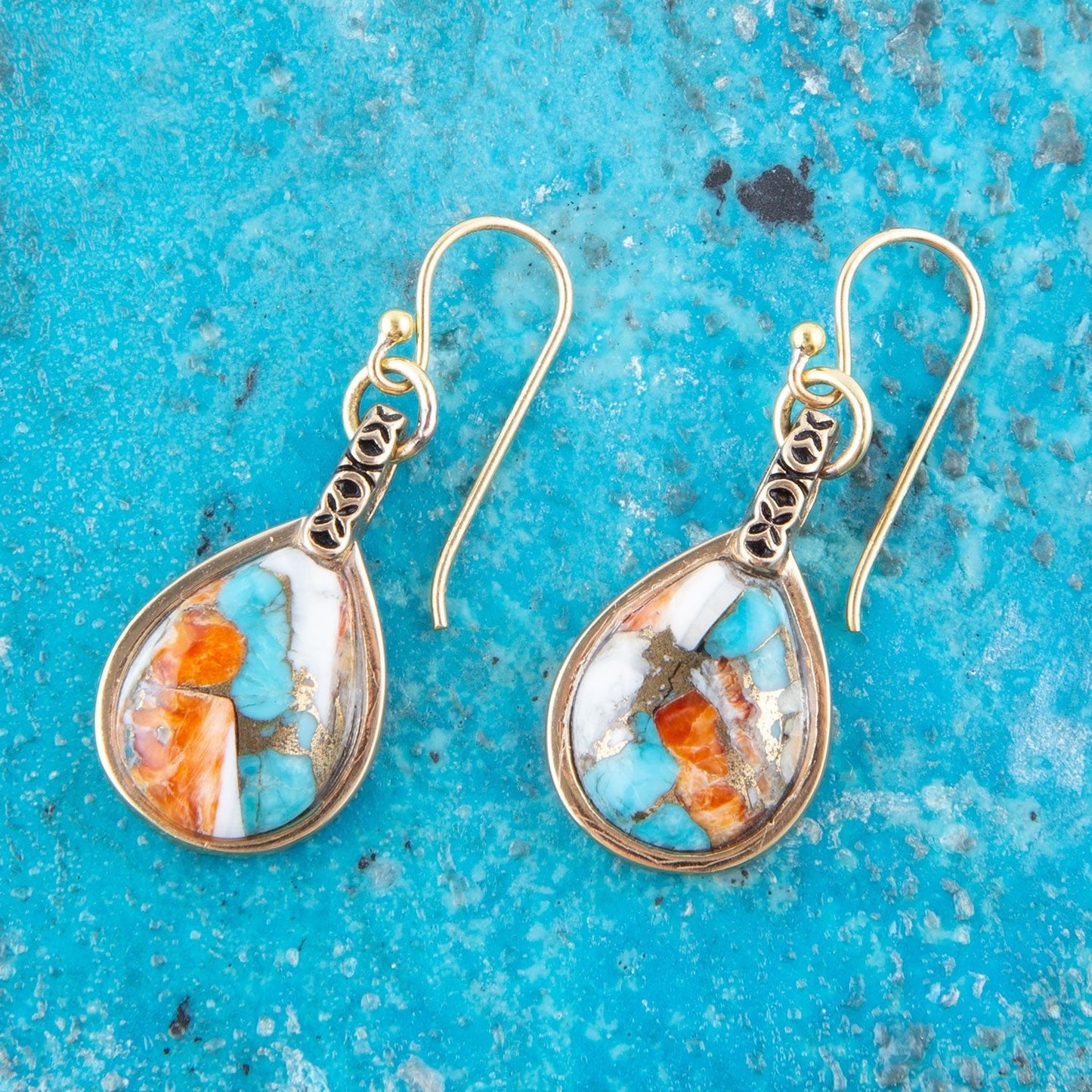 Pendientes dorados con mezcla de piedra de concha de turquesa turquesa y ostra espinosa azul y naranja