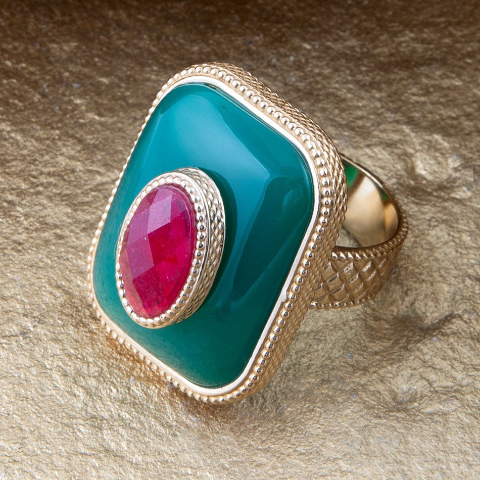 Anello a fascia dorato con pietra rossa impilata in onice verde
