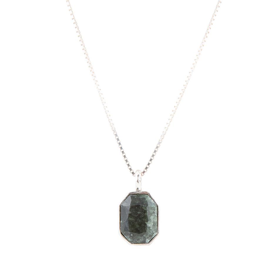 Collana con pendente in serafinite verde martellata e argento sterling