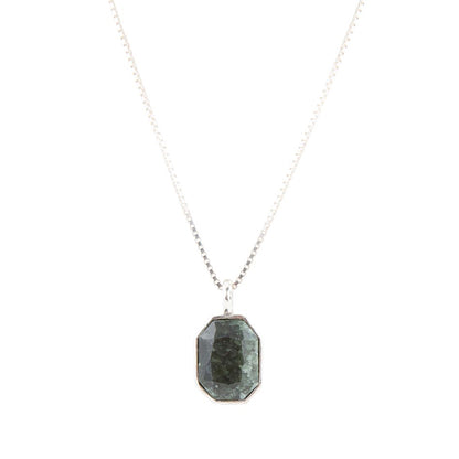 Collana con pendente in serafinite verde martellata e argento sterling