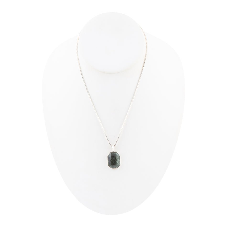 Collana con pendente in serafinite verde martellata e argento sterling
