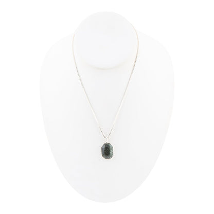Collana con pendente in serafinite verde martellata e argento sterling