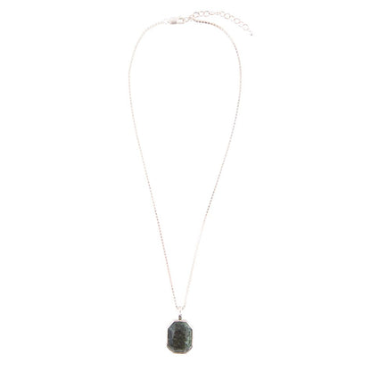 Collana con pendente in serafinite verde martellata e argento sterling