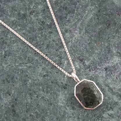 Collana con pendente in serafinite verde martellata e argento sterling