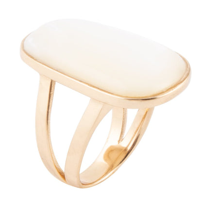 Anello dorato di madreperla bianca di alta classe